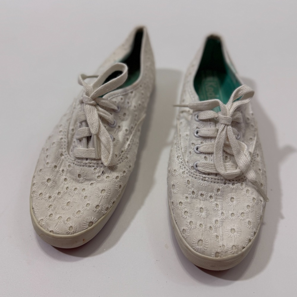 Keds White Lace Up Eyelit Embroidered Flower Sneaker WF49836M Sz 6 / 36 - Picture 2 of 12